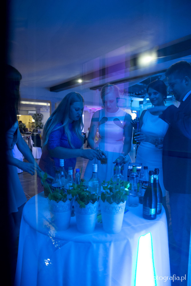 fotografia przy stoliku z drinkami